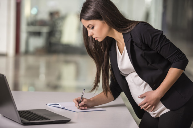Empresa pode suspender o contrato da empregada gestante ?